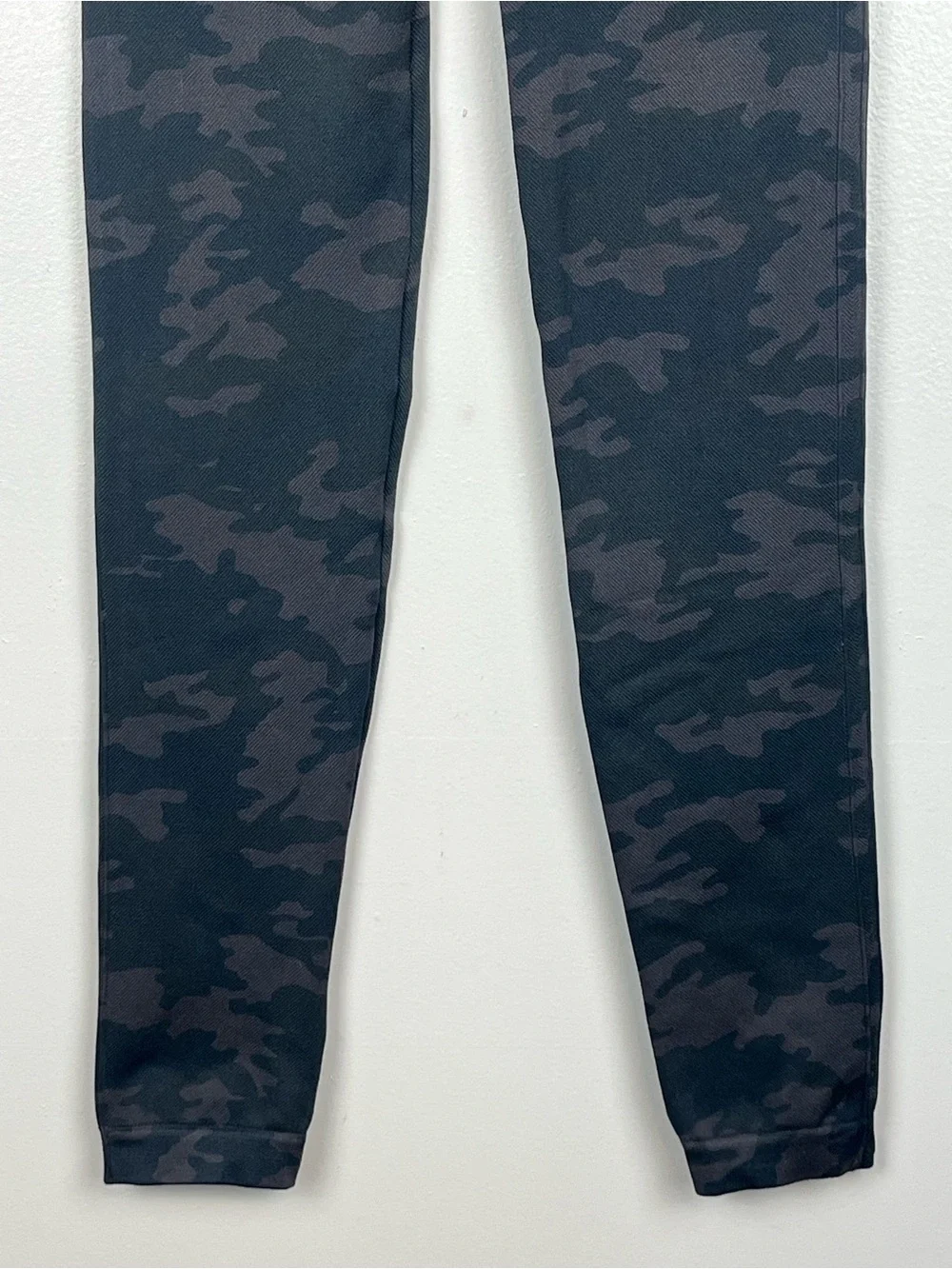 Spanx camo seamless nylon elastane leggings, size medium.